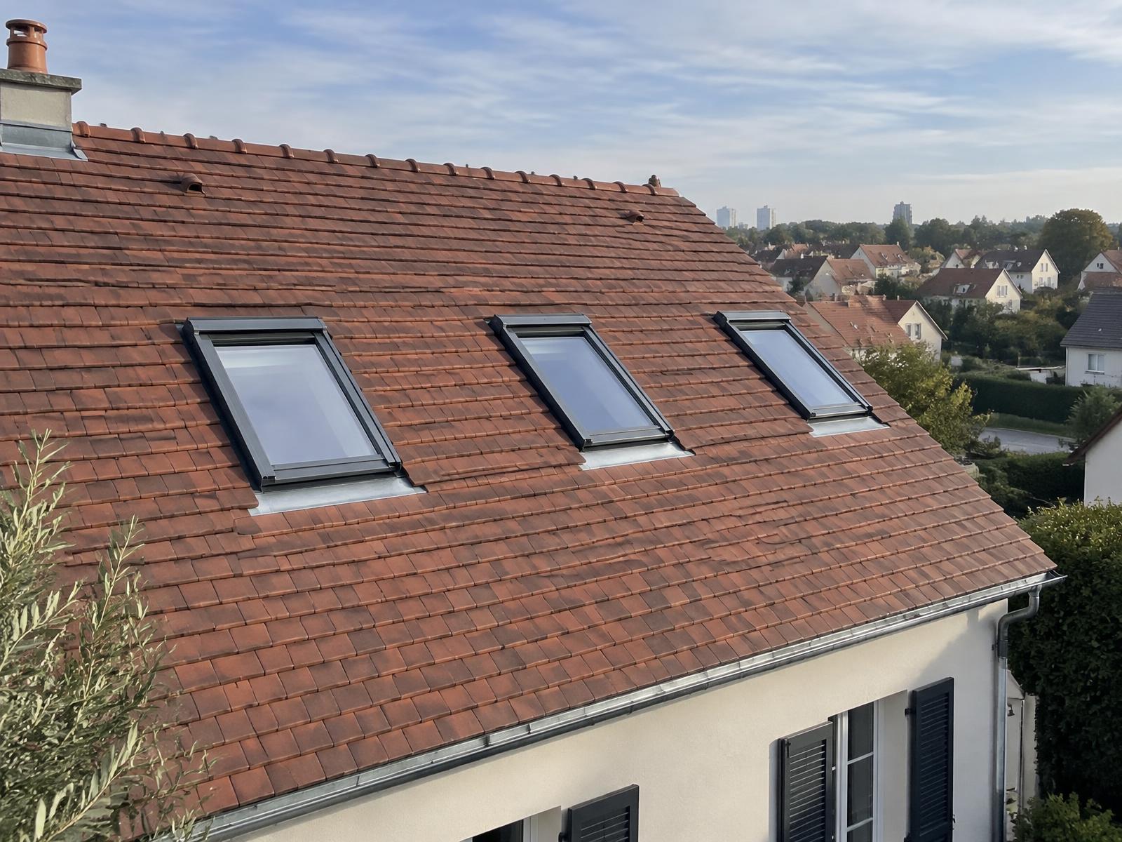 Toiture en tuiles plates équipée de trois Velux
